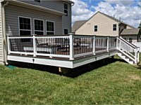 <b>Trex Transcend Spiced Rum Deck Boards with White Lincoln Vinyl Railing, Black Round Aluminum Balusters and matching cocktail rail</b>